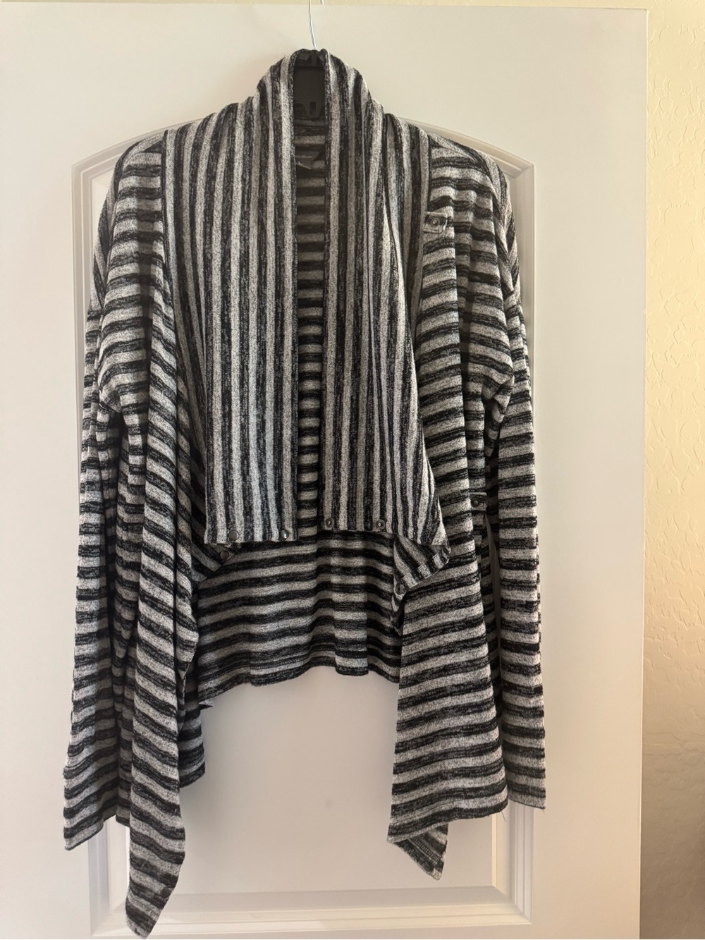 EUC Eddie Bauer wrap with multiple snaps for many ways to style